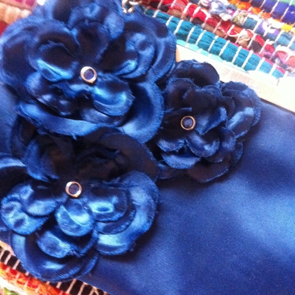 AEO Blue Flower Sequin Satin Clutch w Chain - Picture 2 of 5